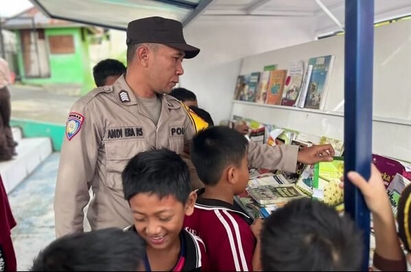 Tanamkan Minat Baca Sejak Dini, Polsek Bontang Selatan Gelar Bentor Cerdas dan Perpustakaan Keliling