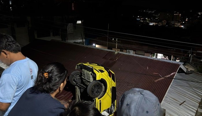 Melaju Tiba-Tiba, Mobil Raize Terjun Bebas ke Atap Rumah di Balikpapan