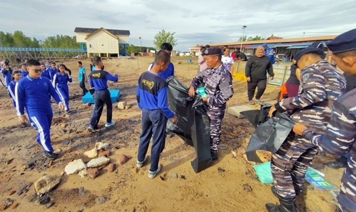TNI AL Sangatta Mulai Gerakan ASRI di Pesisir Kutim, Bersih Pantai hingga Dorong Konsumsi Ikan