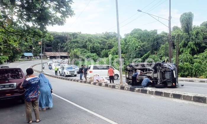 Mobil Boks Hantam Tiang Lampu di Jalan Cipto Mangunkusumo Bontang, Sopir dan Kernet Dilarikan ke Rumah Sakit