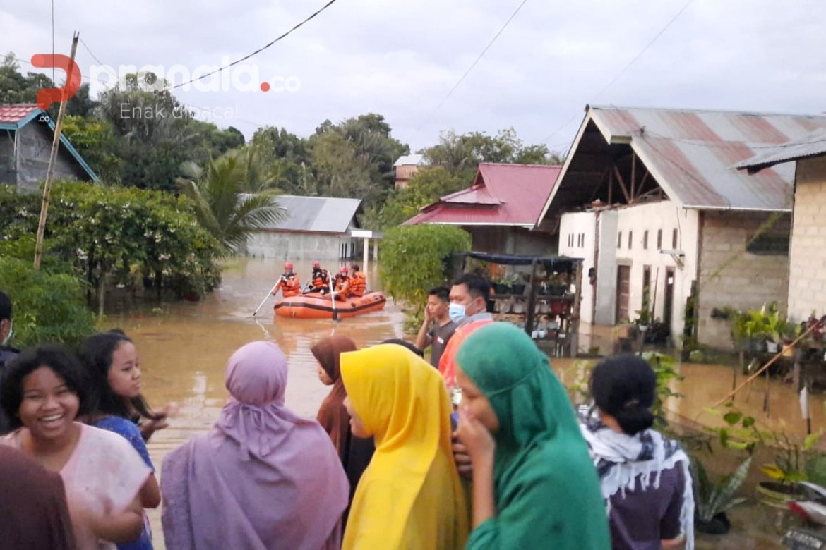 BPBD Bontang dan Warga Kompak Evakuasi Korban Banjir