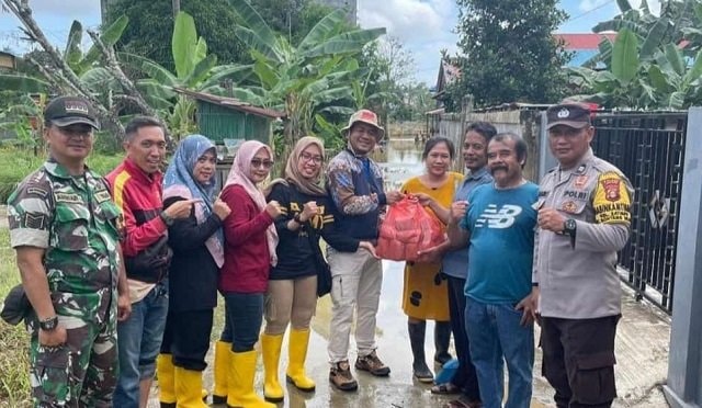 Bagikan Nasi Bungkus untuk Korban Banjir, Hasil Donasi Pegawai Kelurahan Satimpo, Bontang