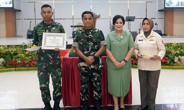 Kodim 0908/Bontang Bangga, Serda Hendro Terima Penghargaan dari Danrem 091/ASN