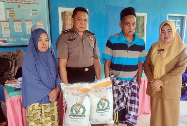 502 KK di Atang Salo Pangkep Terima Bantuan Cadangan Pangan Pemerintah