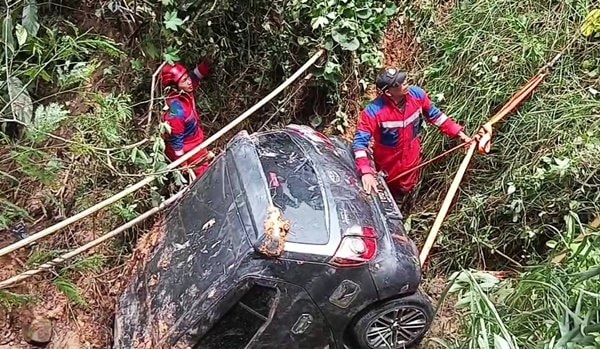 Stir Mobil Tiba-Tiba Mati, Minibus Terjun ke Jurang di Tenggarong Seberang, Kukar