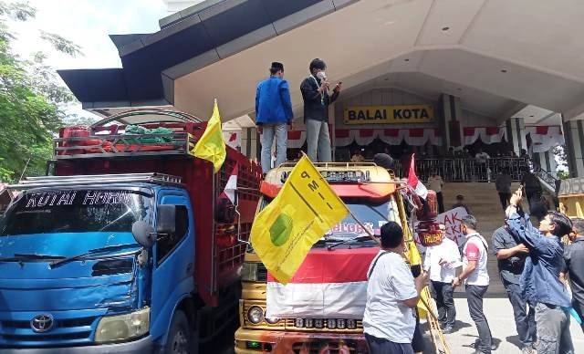 Ratusan Sopir Truk di Samarinda Seruduk Balai Kota, Berikut Tuntutannya