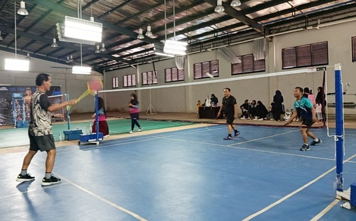 Sore di Lapangan Dispopar-Ekraf Bontang Lebih Hidup, Pegawai Adu Raket Demi Sehat dan Solid