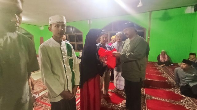 Bupati Kukar Serahkan Rp 150 Juta dan 100 Sak Semen untuk Pembangunan Masjid Al Mujahidin Loa Ipuh Darat