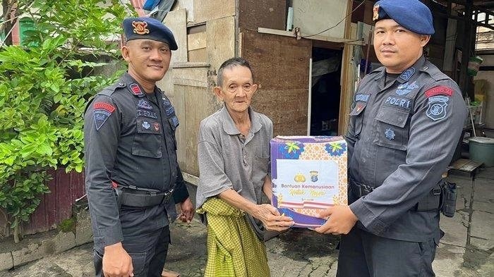 Batalyon A Pelopor Satbrimob Polda Kaltim Laksanakan Program Jumat Berkah untuk Warga Balikpapan Kurang Mampu