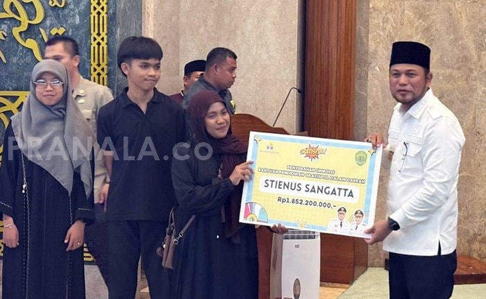 Safari Ramadan di Sangatta, Gubernur Kaltim Serahkan Program Gratispol untuk 254 Mahasiswa Kutim