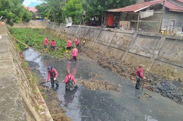 Sungai Dahlia Bontang Dibersihkan, Endapan Lumpur dan Sampah Diangkut
