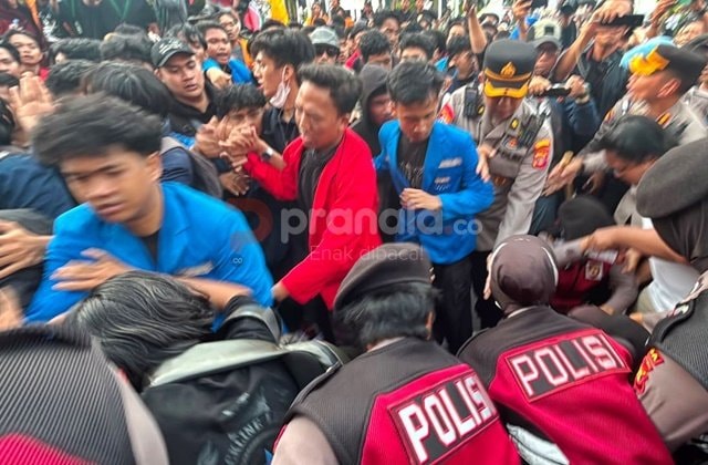 Demo di DPRD Balikpapan Memanas, Massa Teriak 'Holiday' saat Pejabat Absen