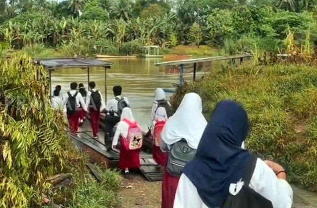 Anak-Anak Longjok Kutim Menantang Sungai Tiap Hari, Jembatan Tak Kunjung Ada