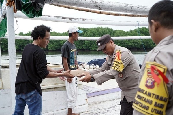 Polres Bontang Tebar Kebaikan lewat Kegiatan Sosial Jum'at Berkah
