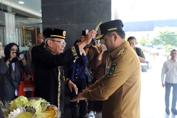Gubernur Kaltim Rudy Mas’ud Jalani Hari Pertama Kerja dengan Prosesi Adat Tepung Tawar