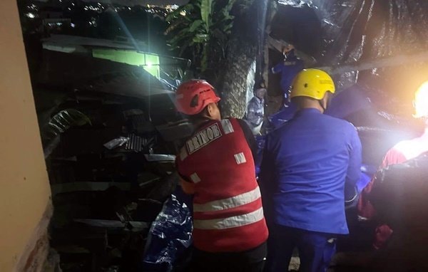 Brimob Polda Kaltim Bantu Evakuasi Korban Longsor di Balikpapan