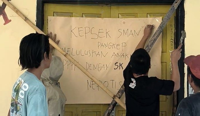 Kepala Sekolah Jarang Muncul, Warga Sarappo Segel SMA Negeri 16 Pangkep