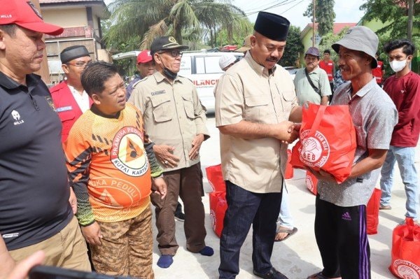 Ratusan Paket Sembako 'Betulungan Etam Bisa' untuk Tenaga Kebersihan dan Juru Parkir