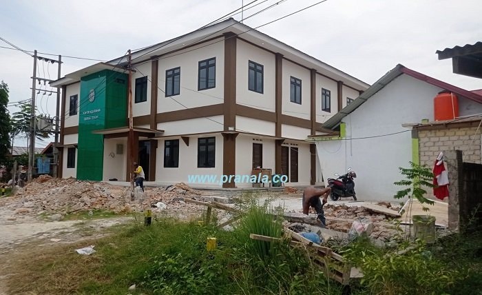 Pagar Kantor Lurah Berebas Tengah Dibongkar, Gedung Samping Menyusul