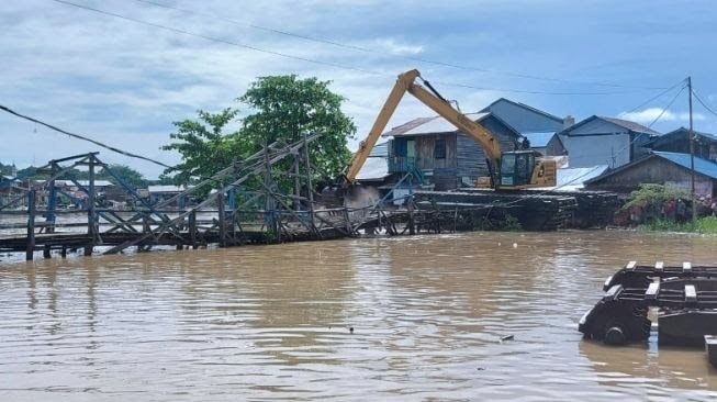 Kebut Normalisasi Sungai Karang Mumus, Jembatan Nibung Dibongkar