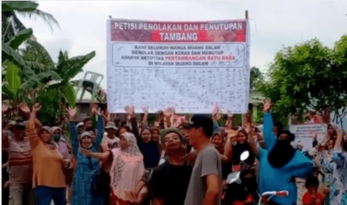Gelar Demo dan Buat Petisi Menolak Tambang Batubara