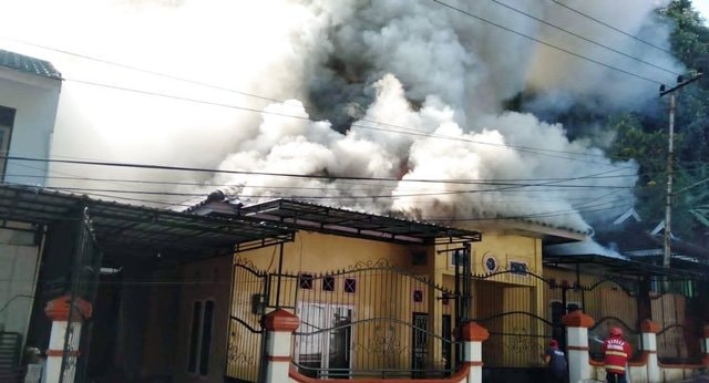 Kebakaran Hebat di Sempaja Selatan, Samarinda, Satu Bangunan Ludes Terbakar