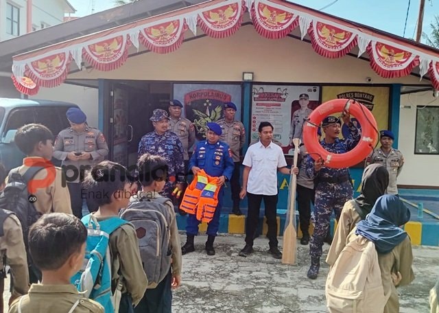 Polairud Polres Bontang Kenalkan Peralatan Polisi Perairan kepada Siswa SD Muhammadiyah