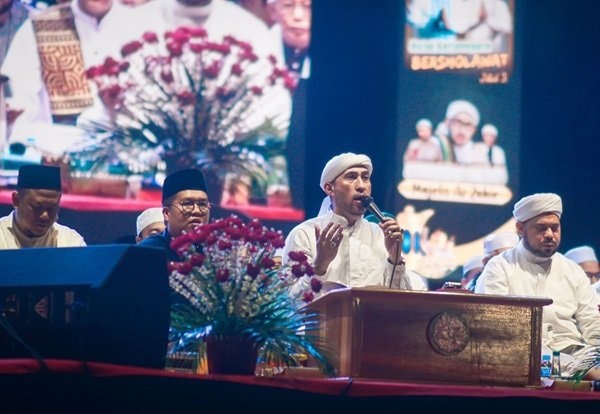 Kukar Bersholawat Jilid III Sukses Digelar, Wabup Rendi Solihin dan Ribuan Warga Khusyuk Berdoa