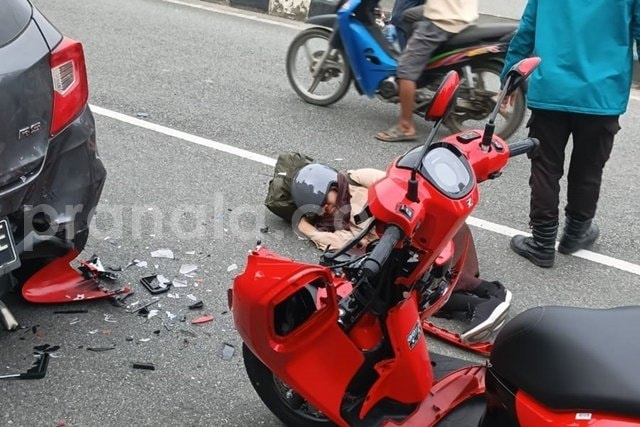 Motor Ringsek, Pelajar Tabrak Mobil Parkir di Depan SMKN 1 Bontang