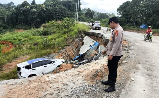 Innova Terjun ke Lokasi Longsor di Bengalon saat Subuh, Satu Orang Luka