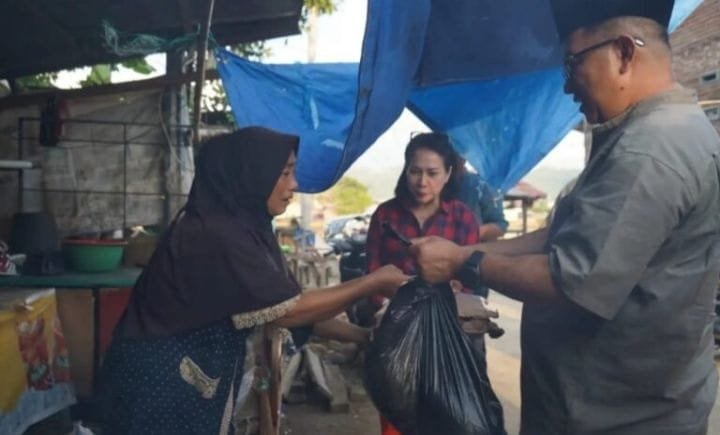 Sambut Idul Fitri, Akmal Berbagi Paket Lebaran