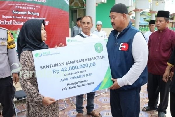 Bupati Kukar Serahkan Santunan Pekerja Rentan dan Bingkisan bagi Duafa