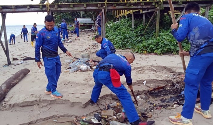Polisi Bersih-Bersih Pantai Semayang Balikpapan, Puluhan Karung Sampah Diangkut ke TPA
