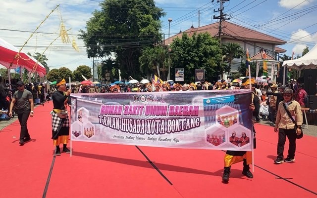 Pesona Bali di Bontang City Carnival, RSUD Taman Husada Tampilkan Tari Kecak yang Memukau