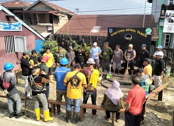 Aksi Rutin Remaong Kutai Berjaya, Bersihkan Sampah hingga Parit di Kampung Guntung Bontang