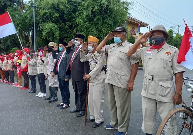 Kostum ala Bung Karno Warnai Upacara Kemerdekaan on The Road