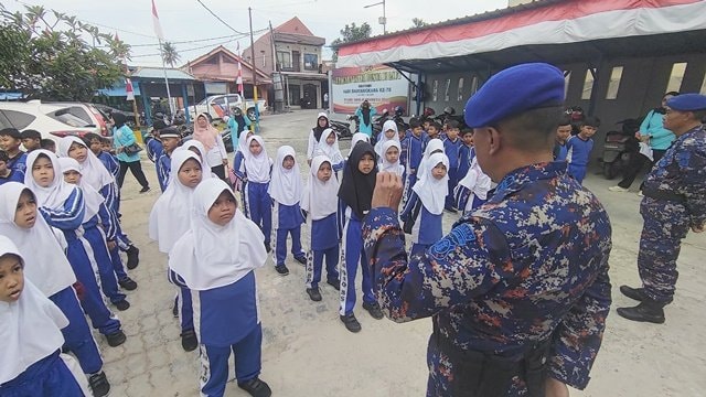 Tugas Polisi Laut Dikenalkan kepada Siswa SDN 010 Bontang Selatan lewat Kunjungan Edukatif