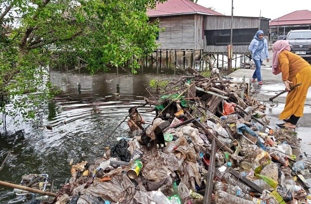 Tiga Hari Bergelut dengan Lumpur, Warga Tanjung Laut Indah Bontang Angkut 810 Kg Sampah