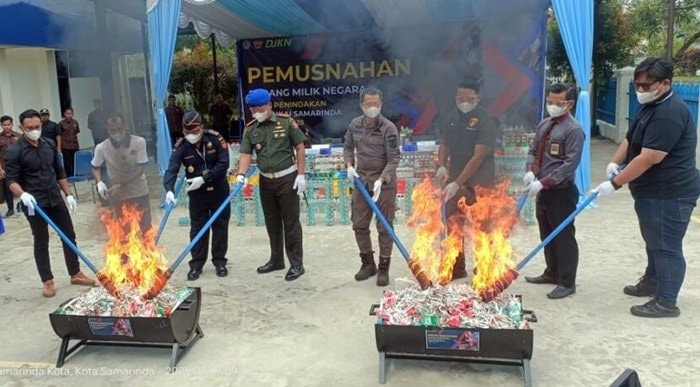 Bea Cukai Samarinda Musnahkan 1 Juta Batang Rokok Ilegal dan Miras Senilai Rp1,8 Miliar