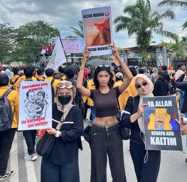 Poster Unik Warnai Aksi 214 di DPRD Kaltim