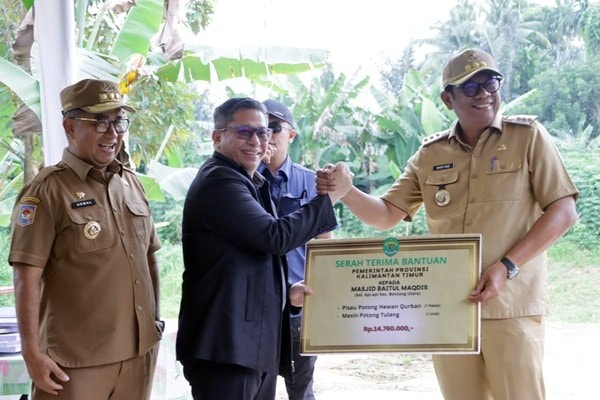 Pj Gubernur Kaltim ke Bontang, Tinjau Pembangunan Turap Sungai, Salurkan Sejumlah Bantuan