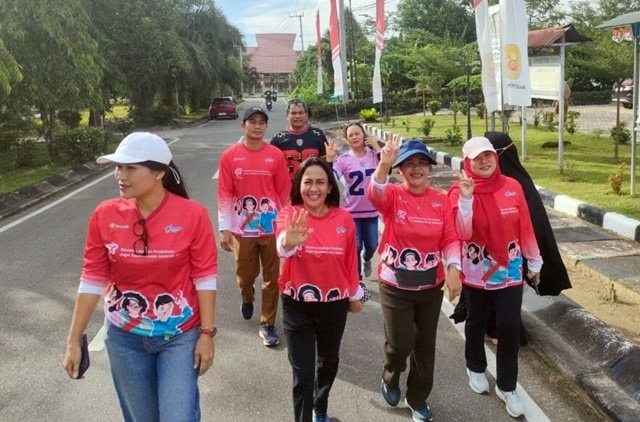 Kutim Rayakan Hari AIDS Sedunia 2025 dengan Jalan Sehat dan Senam Bersama