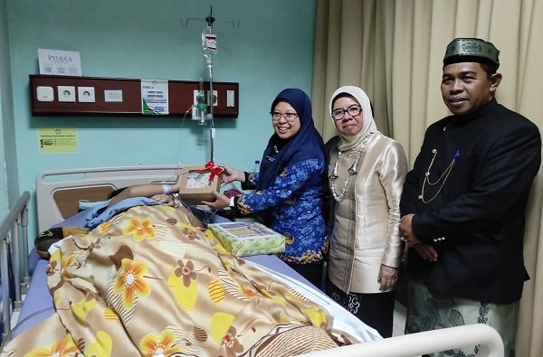 Satu Bayi Lahir Bertepatan dengan Momen HUT Bontang, Diberi “Kado” Spesial oleh Disdukcapil Bontang