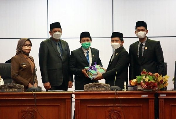 Dewan Paripurnakan 11 Raperda