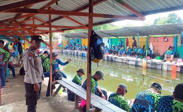 Kolaborasi Polsek Bontang Selatan dan Masyarakat, Amankan Turnamen Memancing Wali Kota Cup 2024