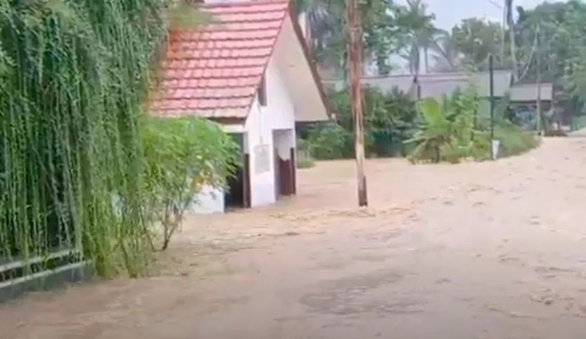 Banjir Parah Hantam Samarinda Utara, Aktivitas Warga Lumpuh Total