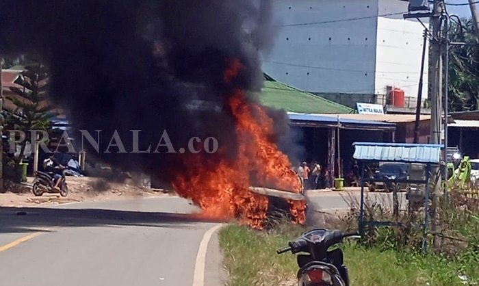 Sempat Terdengar Ledakan, Mobil Xenia Terbakar di Jalan Bengalon–Muara Wahau Kaltim