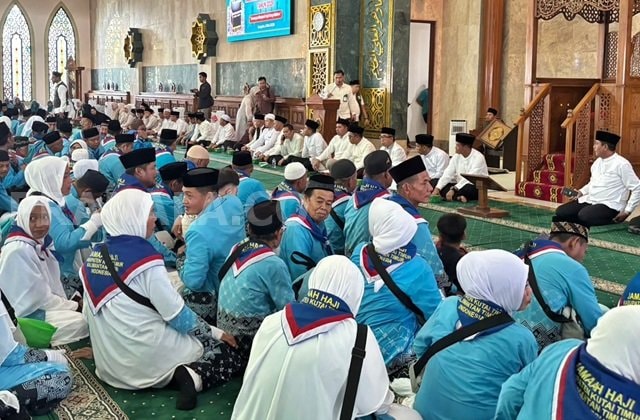 Tangis Perpisahan Iringi 170 Jemaah Haji Kutim Berangkat ke Tanah Suci