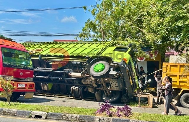 Hujan dan Rem Terkunci, Truk Muatan Besi Tua Terguling Timpa Toko di Balikpapan