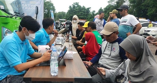 Jemput Bola Aktivasi IKD, Disdukcapil Bontang Sasar Pengunjung Sunday Market PKT